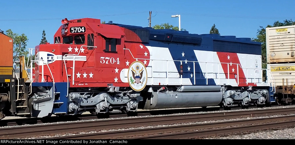 ATSF 5704 Bicentennial scheme trails on WB BNSF Z train